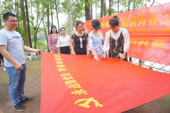 1526873794662043.jpg 04署名运动现场.jpg