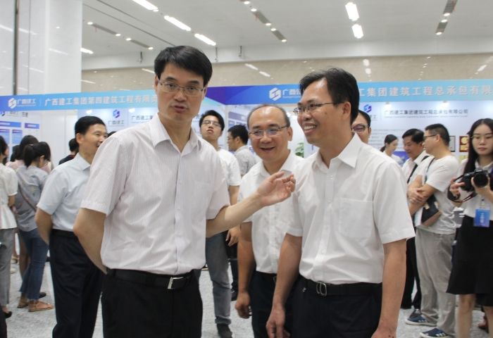 1529988295133407.jpg 广西腾博tengbo9885官网集团有限责任公司党委书记、董事长金宁运到公司展位相识招聘情形.jpg