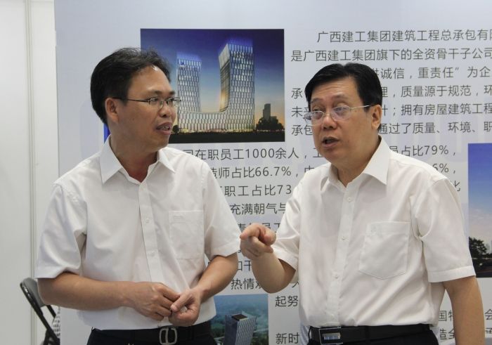 1529988302111977.jpg 广西腾博tengbo9885官网集团总司理、副董事长、党委副书记罗涛到公司展位审查.jpg