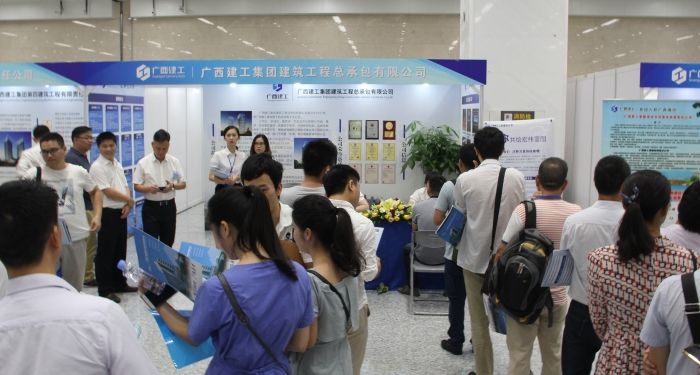 1529988340127838.jpg 应聘职员排起了长队.jpg