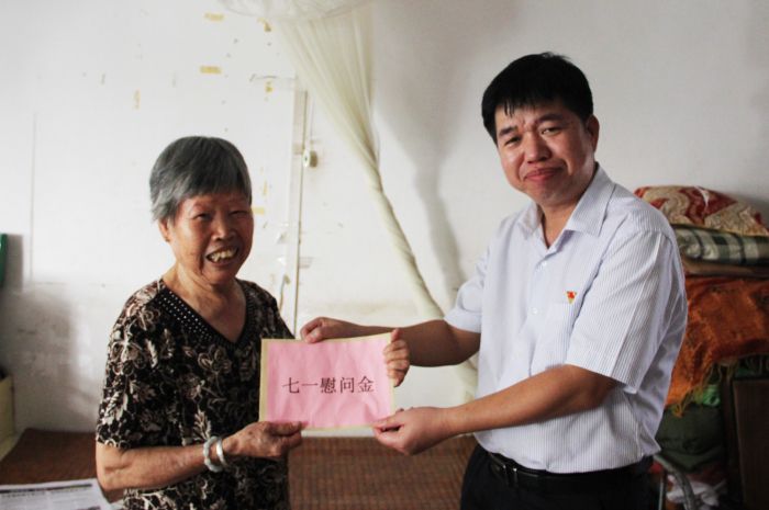 1530177353914210.jpg 岑廷义将慰问金交到莫秋娇手中.jpg