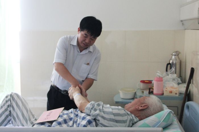 1530177361124116.jpg 张建堂与岑廷义握手体现谢谢.jpg
