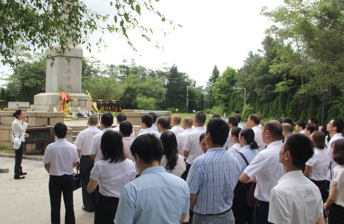 1530764042649693.jpg 在纪念塔前排队肃立.jpg