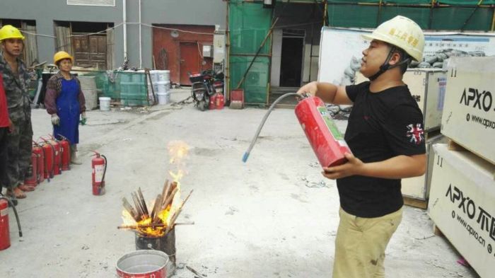 1530764698126612.jpg 向金涛在做灭火器操作树模.jpg