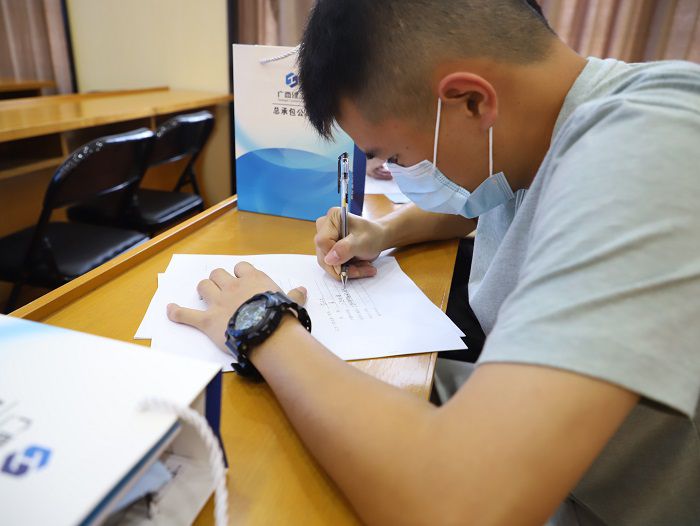 1595562231789633.jpg 新员工签署劳动条约.JPG