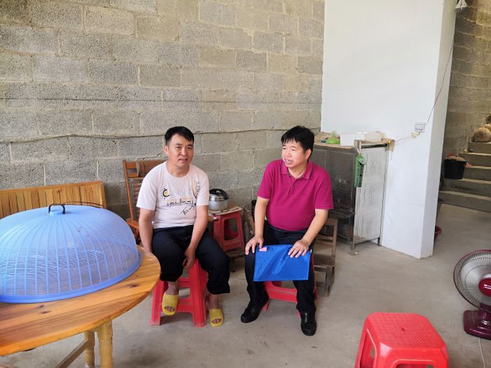 1603942099862658.jpg 06岑廷义到结队帮扶贫困户家中走访.jpg