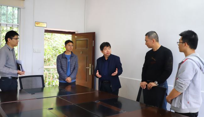 1618280145223507.jpg 岑廷义与选派职员交流 (2).jpg