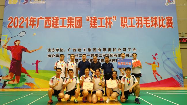1633762482275446.jpg 集团向导与公司球队合影.jpg