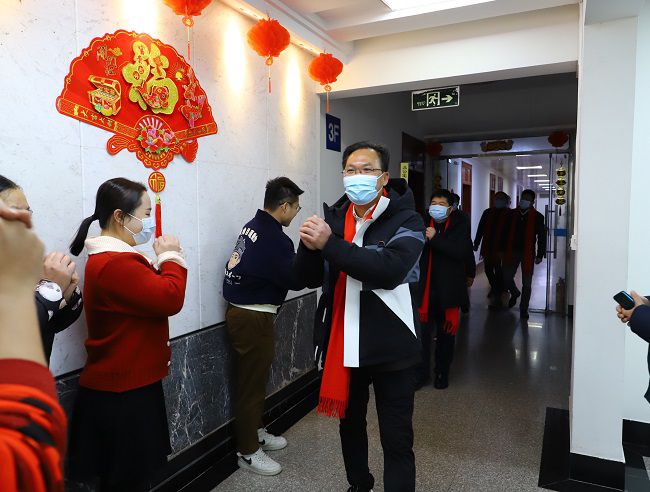 1646035835398603.jpg 公司向导给总部员工贺年.jpg