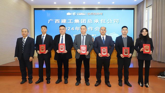 1709169393106615.jpg 1.2陆烜为优异谋划管理者颁奖 修图.jpg